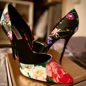 *SOLD* STEVE MADDEN FLORAL PUMPS